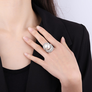 Bague d'anniversaire pour femme certifiée, élégante et géométrique, en cuivre plaqué platine, incrustée de nacre et de diamants, 14 mm, bijoux haut de gamme - Product Image 4