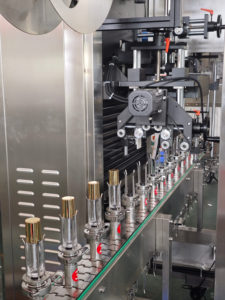 Applicateur de manchons haute précision avec tunnel thermique pour système de rétraction à température réglable pour bouteilles, canettes et contenants - Product Image 2