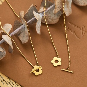 Collier personnalisé avec logo, en acier inoxydable plaqué or 18 carats, résistant à l'eau et inaltérable, motif marguerite, pour femme - Product Image 1