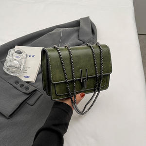 Sac en PU pour femme taille moyenne, style rétro simple, avec chaîne, carré, polyvalent, porté épaule ou croisé, simplicité urbaine, fermé - Product Image 1