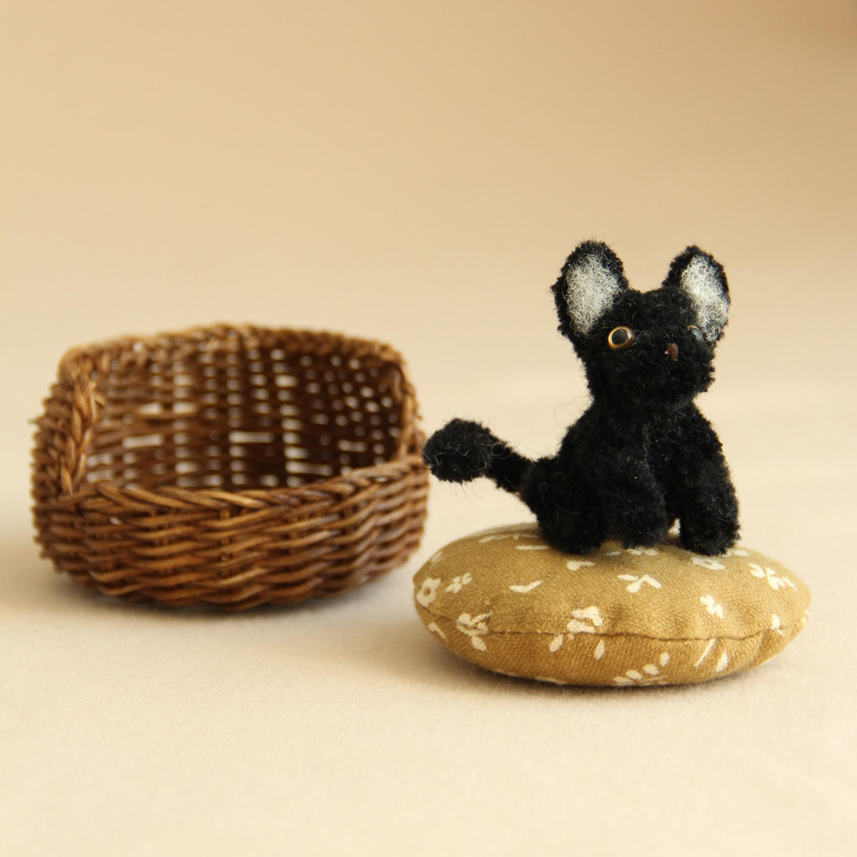 Cama de gato de color oscuro + gato negro