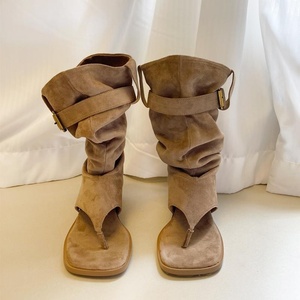 Sandal <span class=keywords><strong>Boots</strong></span> Wanita Model Slip-On dengan Gesper, Ujung Persegi, Hak Datar, Bahan Suede Warna Aprikot, Nyaman, Model Tumpuk Pendek, Musim Panas 2026 - Product Image 2