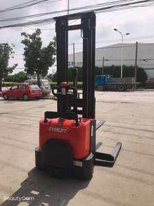 Apilador Eléctrico EverLIFT ELES de 1.5 Toneladas y 2 Toneladas, Tipo Montacargas con Operador a Bordo, Elevación de 5M 5.5M 6M, Apilador Eléctrico de Paletas con Batería de Iones de Litio - Product Image 6