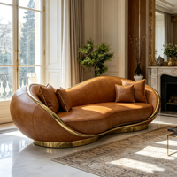Canapé de luxe en forme de vague courbée, structure en métal doré, revêtement en similicuir souple, canapé lounge courbé pour villa, hôtel, décoration haut de gamme pour salon.