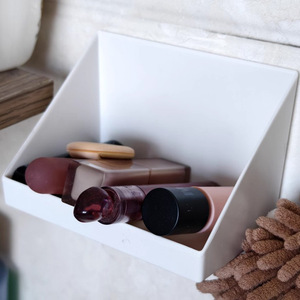 Caja de almacenamiento para espejo de pared sin taladros y sin dejar rastro, para uso doméstico; estante cosmético inclinado para tocador de baño. - Product Image 3
