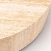 Table basse en travertin naturel crème, très demandée, de forme tambour large et plate, en pierre monobloc, socle moderne pour salon