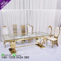 Tables rectangulaires de banquet en acier inoxydable avec pieds dorés de luxe et nappes en verre pour la décoration de réceptions, mariages et événements.