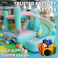 Château gonflable de luxe moderne pour enfants, idéal pour les fêtes et les festivals, coloris pastel, parfait pour les jeux.