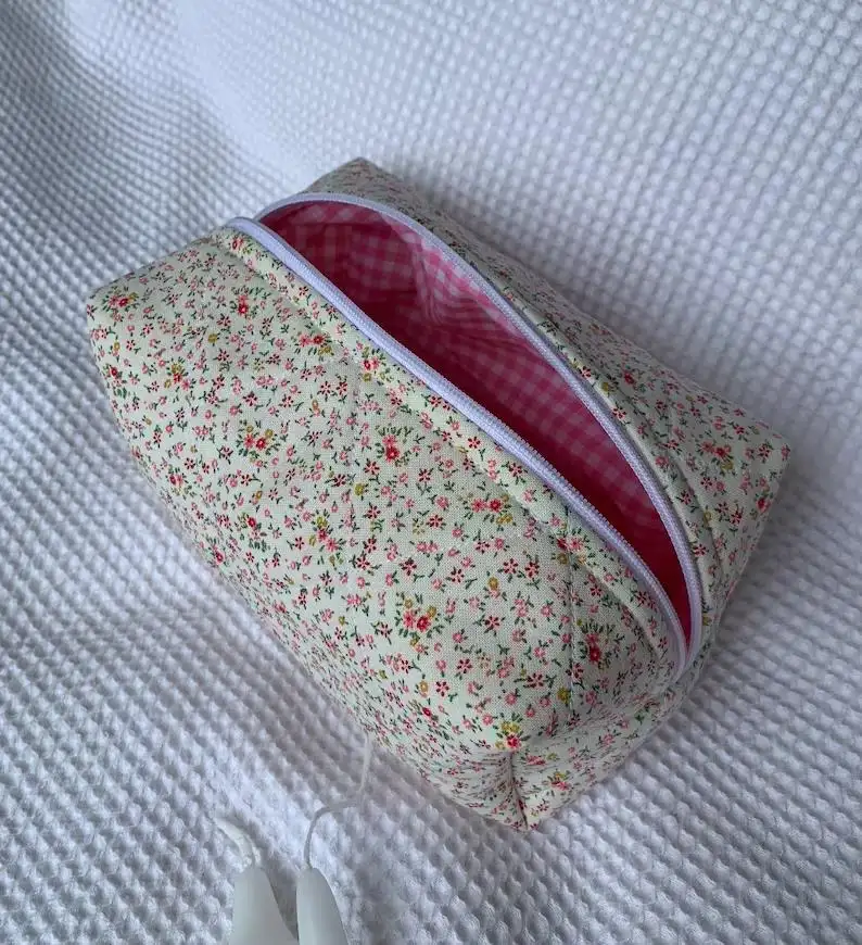 Bolsa de maquiagem reversível feita à mão, bolsa rosa de algodão macio com forro gingham, floral, acolchoada