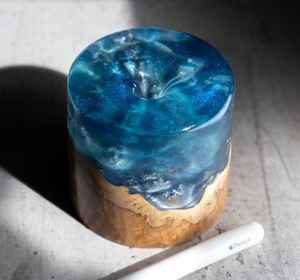 โซลูชันการจัดเก็บบนโต๊ะทำงานสุดสร้างสรรค์ด้วยงานเรซิ่นและที่ใส่ปากกาไม้ ผสมผสานงานศิลปะเรซิ่นสมัยใหม่กับไม้เนื้อแข็ง - Product Image 1