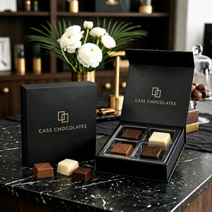 Boîte à chocolats magnétique de luxe personnalisée, 4/9 pièces, emballage rigide en papier noir au toucher doux, étui pour truffes et dattes avec plateau en plastique - Product Image 1