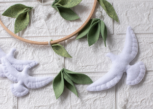 Móvil para Cuna de Bebé con Diseño de Paloma, Móvil de Pájaros Blancos para Cuna, Decoración Neutral para Cuarto de Bebé - Product Image 6