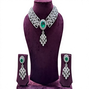 Atractivo y Moderno Juego de Collar y Aretes de Latón Plateado con Circonitas Verdes, Diseño de Flor, Regalo para Mujer, Joyería para Fiesta o Boda - Product Image 2
