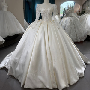 Vestido de Quinceañera/Boda Moderno Wx370 de Satén con Manga Larga, Escote Corazón, Apliques de Encaje con Cuentas y Cola Capilla para Fiesta de 15 Años - Product Image 4