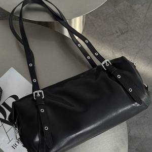 Bolsa <span class=keywords><strong>de</strong></span> Viaje <span class=keywords><strong>de</strong></span> Cuero Negra y Marrón, Moderna, Portátil, Extra Gruesa, <span class=keywords><strong>de</strong></span> Doble Capa, con Hebilla Plateada Vintage y Correa Portátil - Product Image 3