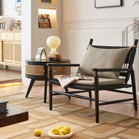 Table basse en bois massif de style moderne avec étagère de rangement en rotin, accessoire de salon