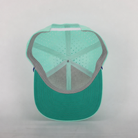 Casquette personnalisée de haute qualité à 6 panneaux avec logo brodé 3D, perforations découpées au laser, visière plate et fermeture snapback à cordon