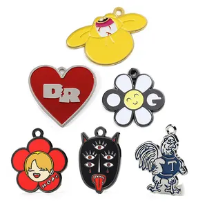 Venta al por mayor de joyería de moda colgantes personalizados encantos esmalte duro 2d 3D dibujos animados Anime Animal corazón forma oro plata colgante