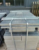Grille en acier galvanisé dentelé Q235, structure soudée, pour couvercle de caniveau extérieur municipal, entrepôt et logistique
