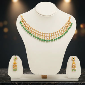 Conjunto de Collar Gargantilla en Tono Dorado con Flecos de Cuentas Verdes, Detalles de Perlas y Elegantes Pendientes Largos Colgantes de Diseño Étnico - Product Image 1