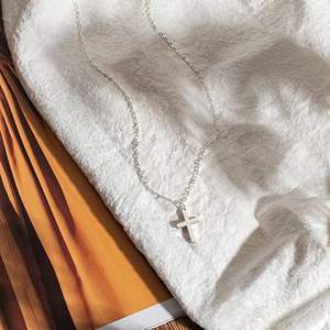 女性用シンプルな小さなレイヤードステンレススチールネックレス、ゴールドメッキクロスペンダントヴィンテージスタイルの流行のジュエリーギフト - Product Image 6