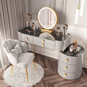 Coiffeuse de luxe moderne pour chambre à coucher avec miroir éclairé sur pied, plateau en bois blanc et rangement inférieur en verre - Product Image 5
