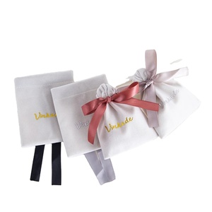 Sacs à bijoux en velours de luxe personnalisables 10x12cm avec ruban à nœud, logo personnalisé, emballage cosmétique pour mariage, sacs à cordon - Product Image 1