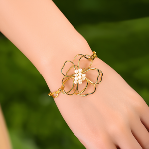 สร้อยข้อมือมุก ดีไซน์ดอกไม้สแตนเลสชุบทอง ประดับมุกตรงกลาง เครื่องประดับผู้หญิงสุดหรู - Product Image 3