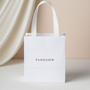 Bolsas de Papel Kraft Blancas y Marrones Impresas Personalizadas con Asas para Regalos y Compras, con Cierre Magnético Digital, Promocionales y Reciclables - Product Image 2