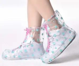महिलाओं टिकाऊ फ्लैट प्लास्टिक निविड़ अंधकार foldable बारिश जूते जूते कवर थोक देवियों पनरोक पुन: प्रयोज्य लघु पीवीसी बारिश जूते