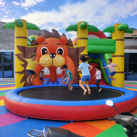 Structure gonflable commerciale en PVC 0,55 mm, thème cocotier, jungle et lion, avec toboggan et château de saut, pour parc d'attractions