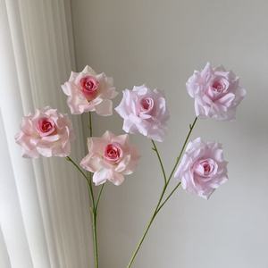 Rosas Artificiales de Seda Junheyuan, 3 Cabezas, Blancas y Rosas, para Decoraciones de Boda, Paredes de Flores, Decoración de Pasillos - Product Image 2