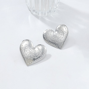 Bijoux fantaisie, boucles d'oreilles en alliage, design froid, boucles d'oreilles en forme de cœur dorées, boucles d'oreilles punk dorées pour la Saint-Valentin - Product Image 5