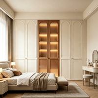 Armoire intégrée au sol et au plafond en contreplaqué ambré crème, finition moderne ultra-brillante, avec robinet, charnière, éclairage LED et lavabo pour chambre à coucher
