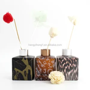 Kangyihong Oem Lege 150Ml Aroma Flessen Parfum Diffuser Fles Kleur Geurige Glas Flessen Vierkante Gedrukt Galvaniseren