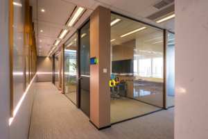 <span class=keywords><strong>Cloison</strong></span> de séparation de bureau <span class=keywords><strong>en</strong></span> verre et aluminium <span class=keywords><strong>amovible</strong></span> pleine <span class=keywords><strong>hauteur</strong></span> au design moderne pour salle de réunion - Product Image 5