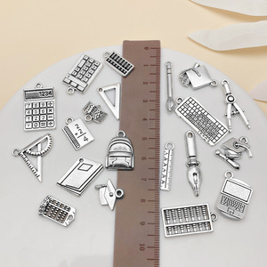Colgantes <span class=keywords><strong>de</strong></span> Graduación para Maestros, Regreso a Clases, Regla, Ábaco, Mochila, Bolígrafo, Accesorios <span class=keywords><strong>de</strong></span> Joyería DIY, Fábrica OEM <span class=keywords><strong>de</strong></span> Aleación <span class=keywords><strong>de</strong></span> Zinc - Product Image 5