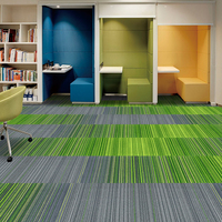 Dalles de moquette carrées en polypropylène à boucles amorties 50x50 lavables pour bureaux, hôtels et couloirs