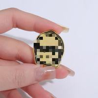 En gros, Pins de la série de films en métal, produits dérivés de films, badges émaillés, broches, badges robot étoile mignons pour vêtements, en stock