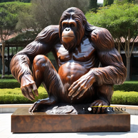 Statue d'orang-outan en bronze coulé, moderne, pour décoration de jardin extérieur, représentant un animal debout et en marche