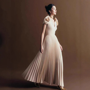 Abito da donna Boutique di qualità a vita alta con scollo a V a pieghe abito lungo in raso Haute Couture - Product Image 1