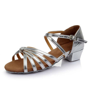 Großhandel Lateinamerikanische Tanzschuhe für Mädchen Kinder Weiß 3cm Absatz Bequeme Ballsaal-/Salsa-Tanzschuhe Weiche Wildleder-Außensohle - Product Image 4