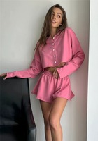 Ensemble de détente deux pièces rose pour femme, haut court boutonné à manches longues et short fluide à taille élastique, pyjama décontracté d'été, vente en gros personnalisée