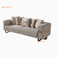 Canapé de luxe moderne en tissu haut de gamme avec décorations et pieds dorés, fourni directement par le fabricant pour le salon