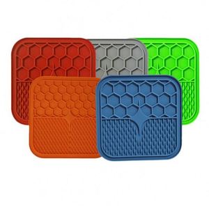 Tapis de léchage carré personnalisé avec ventouses pour chiens et chats, qualité alimentaire, lot de 2, gamelle anti-glouton pour animaux de compagnie - Product Image 1