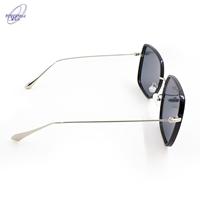 FUYUANDA 2024 rétro mode lunettes de soleil unisexe personnalisé rouge lentille Luxe métal carré nuances avec propre Logo pour les femmes en gros nouveau Ins