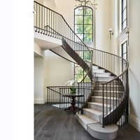 Escalier intérieur classique en acier et bois avec rampe en acier inoxydable, design contemporain, construction durable