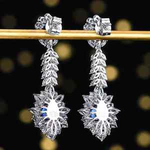 Boucles d'oreilles pendantes SGARIT Sri Lanka, saphir bleu naturel 2,16 ct, or massif 18 carats, 42 diamants 0,126 ct, 78 saphirs blancs. - Product Image 2