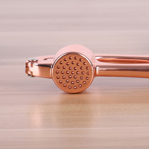Presse-ail manuelle en acier inoxydable coloré, or rose, avec poignée en silicone - Product Image 3