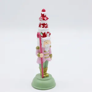 OEM al por mayor decoración del hogar estatuas en miniatura de resina personalizada adornos para árboles de Navidad colgante rosa pastel soldado Cascanueces figuritas